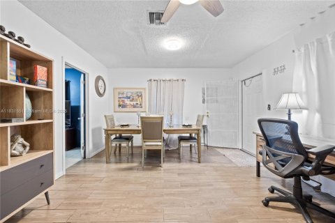 Casa en alquiler en Miami, Florida, 3 dormitorios, 197.88 m2 № 1981243 - foto 1