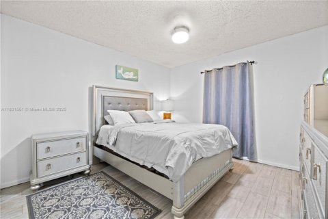 Casa en alquiler en Miami, Florida, 3 dormitorios, 197.88 m2 № 1981243 - foto 17