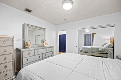 Casa en alquiler en Miami, Florida, 3 dormitorios, 197.88 m2 № 1981243 - foto 18