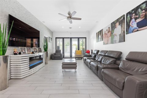 Villa ou maison à vendre à Miami, Floride: 4 chambres, 199.65 m2 № 1823754 - photo 22