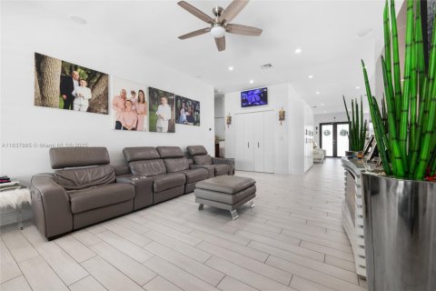 Villa ou maison à vendre à Miami, Floride: 4 chambres, 199.65 m2 № 1823754 - photo 23