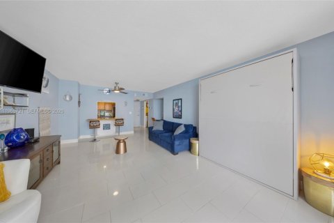 Condo in Hallandale Beach, Florida  № 2081239 - photo 3