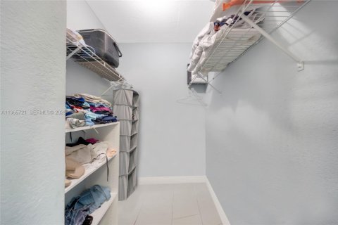 Condo in Hallandale Beach, Florida  № 2081239 - photo 15