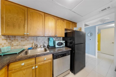 Condo in Hallandale Beach, Florida  № 2081239 - photo 10