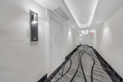 Condo in Hallandale Beach, Florida  № 2081239 - photo 8