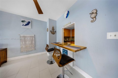 Condo in Hallandale Beach, Florida  № 2081239 - photo 4