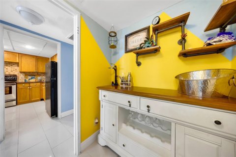 Condo in Hallandale Beach, Florida  № 2081239 - photo 13