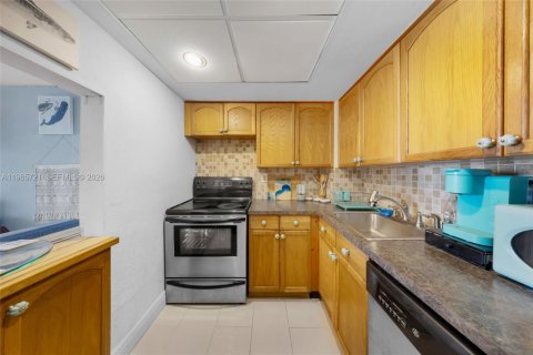 Condo in Hallandale Beach, Florida  № 2081239 - photo 9