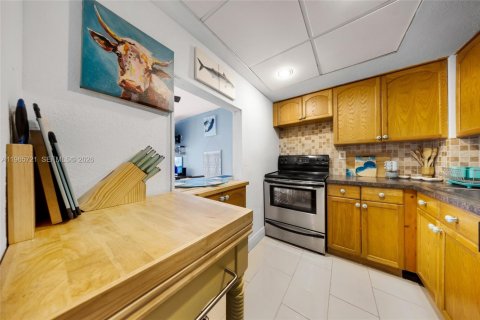 Condo in Hallandale Beach, Florida  № 2081239 - photo 11