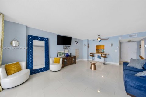 Condo in Hallandale Beach, Florida  № 2081239 - photo 22