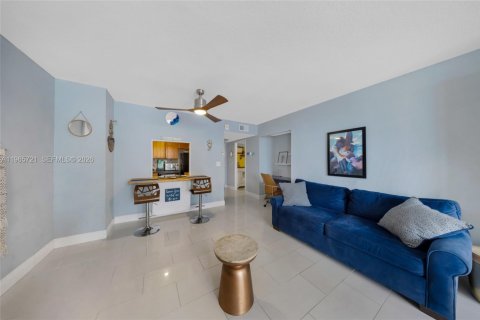 Condo in Hallandale Beach, Florida  № 2081239 - photo 21