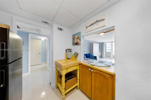 Condo in Hallandale Beach, Florida  № 2081239 - photo 12