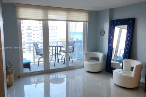 Condo in Hallandale Beach, Florida  № 2081239 - photo 19