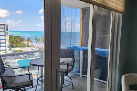 Studio in the Condo in Hallandale Beach, Florida  № 2081239