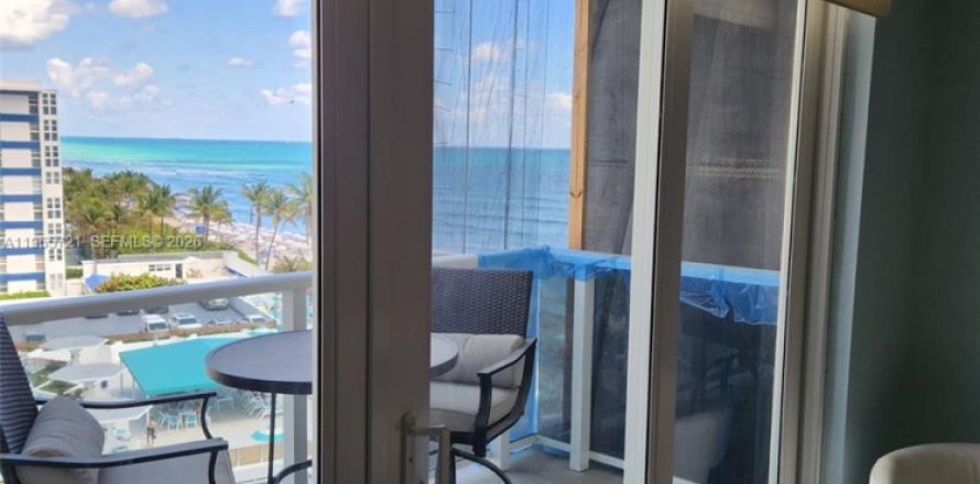 Studio in the Condo in Hallandale Beach, Florida  № 2081239