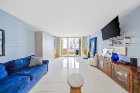 Condo in Hallandale Beach, Florida  № 2081239 - photo 17