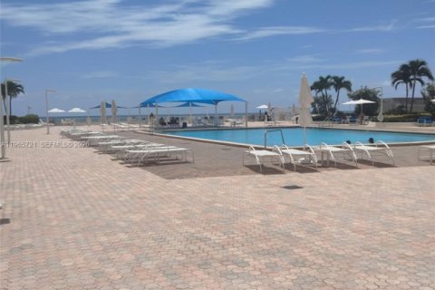 Condo in Hallandale Beach, Florida  № 2081239 - photo 23
