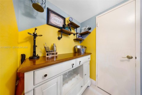 Condo in Hallandale Beach, Florida  № 2081239 - photo 14