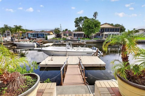 House in Hudson, Florida 3 bedrooms, 205.13 sq.m. № 2287193 - photo 6