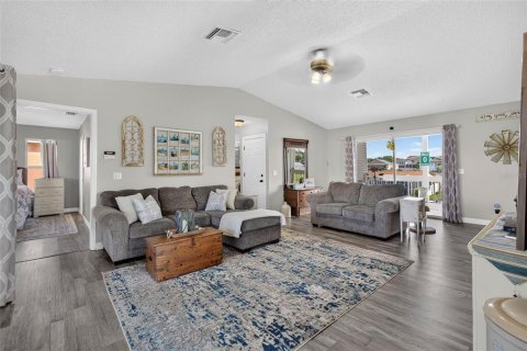 House in Hudson, Florida 3 bedrooms, 205.13 sq.m. № 2287193 - photo 23