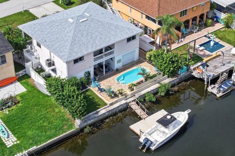 House in Hudson, Florida 3 bedrooms, 205.13 sq.m. № 2287193