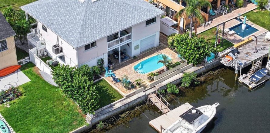 House in Hudson, Florida 3 bedrooms, 205.13 sq.m. № 2287193