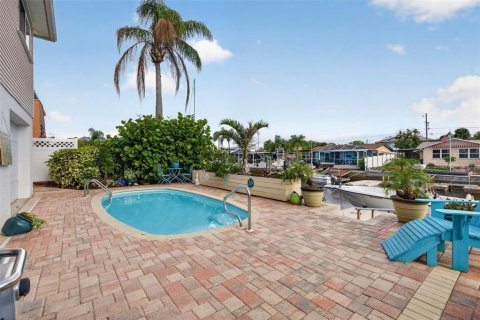 House in Hudson, Florida 3 bedrooms, 205.13 sq.m. № 2287193 - photo 8