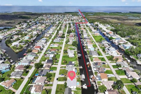 House in Hudson, Florida 3 bedrooms, 205.13 sq.m. № 2287193 - photo 3