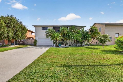 House in Hudson, Florida 3 bedrooms, 205.13 sq.m. № 2287193 - photo 14