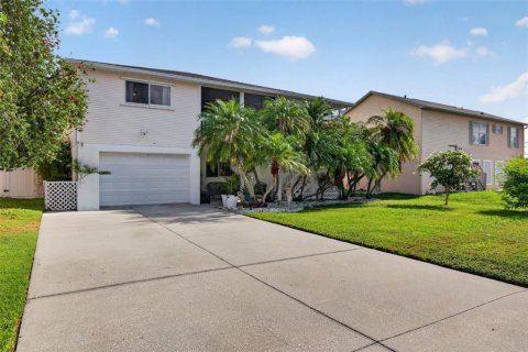 House in Hudson, Florida 3 bedrooms, 205.13 sq.m. № 2287193 - photo 15