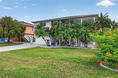 House in Hudson, Florida 3 bedrooms, 205.13 sq.m. № 2287193 - photo 13