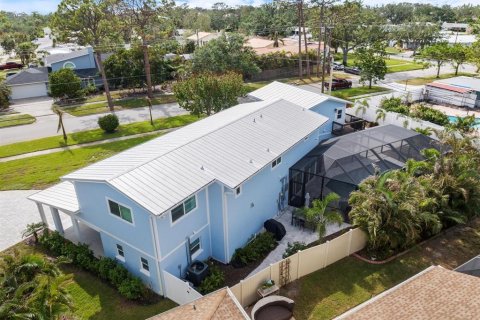 House in Venice, Florida 5 bedrooms, 378.86 sq.m. № 2157595 - photo 12