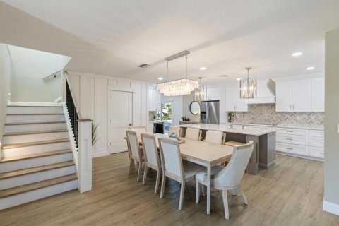 House in Venice, Florida 5 bedrooms, 378.86 sq.m. № 2157595 - photo 30