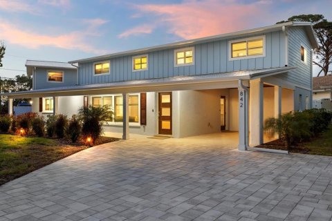 House in Venice, Florida 5 bedrooms, 378.86 sq.m. № 2157595