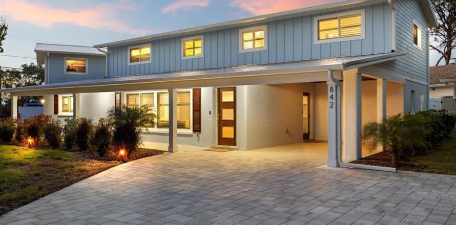 House in Venice, Florida 5 bedrooms, 378.86 sq.m. № 2157595