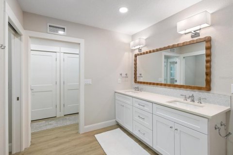 House in Venice, Florida 5 bedrooms, 378.86 sq.m. № 2157595 - photo 21