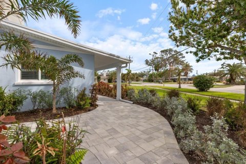 House in Venice, Florida 5 bedrooms, 378.86 sq.m. № 2157595 - photo 10