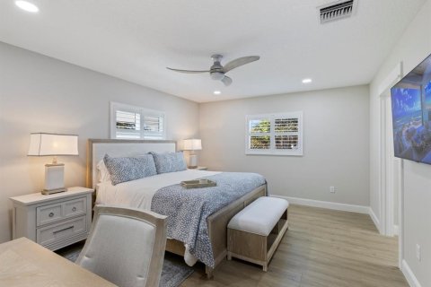 House in Venice, Florida 5 bedrooms, 378.86 sq.m. № 2157595 - photo 18