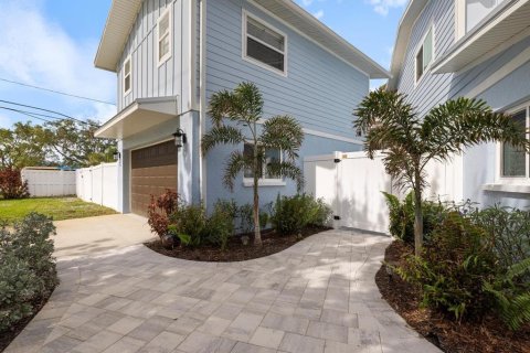 House in Venice, Florida 5 bedrooms, 378.86 sq.m. № 2157595 - photo 11