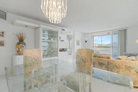 Condo in Tamarac, Florida, 2 bedrooms  № 2250191 - photo 13