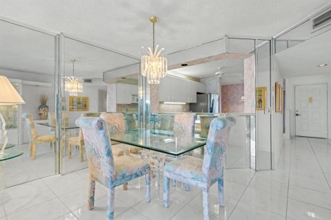 Condo in Tamarac, Florida, 2 bedrooms  № 2250191 - photo 12