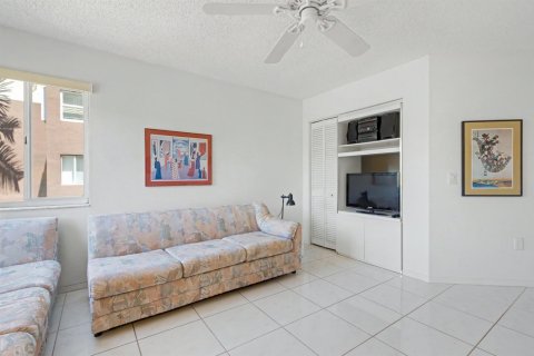 Condo in Tamarac, Florida, 2 bedrooms  № 2250191 - photo 19