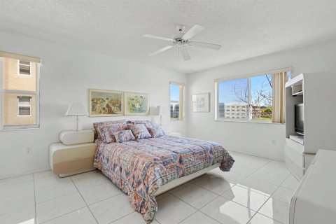 Condo in Tamarac, Florida, 2 bedrooms  № 2250191 - photo 21