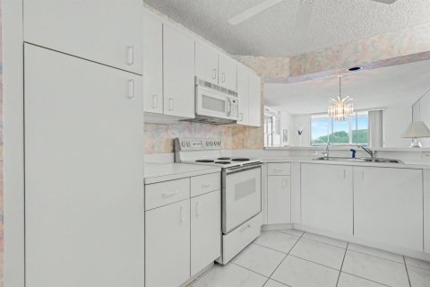 Condo in Tamarac, Florida, 2 bedrooms  № 2250191 - photo 10