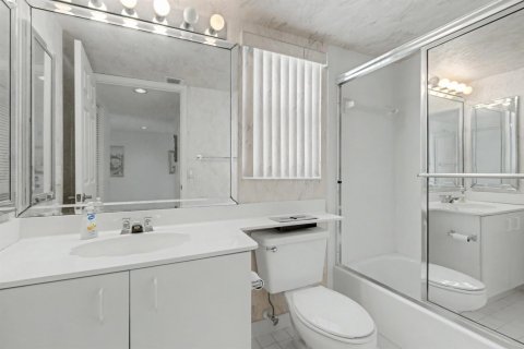 Condo in Tamarac, Florida, 2 bedrooms  № 2250191 - photo 16