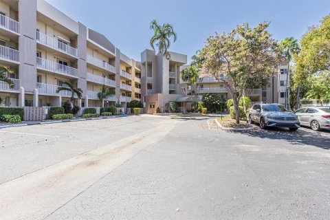 Condo in Tamarac, Florida, 2 bedrooms  № 2250191 - photo 2