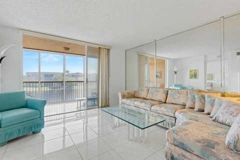 Condo in Tamarac, Florida, 2 bedrooms  № 2250191 - photo 14
