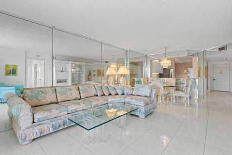 Condo in Tamarac, Florida, 2 bedrooms  № 2250191 - photo 15