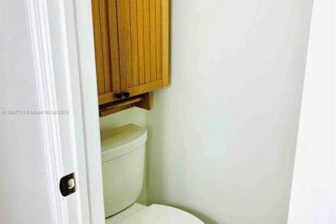 Condominio en alquiler en Miami, Florida, 1 dormitorio, 62.43 m2 № 1963949 - foto 12