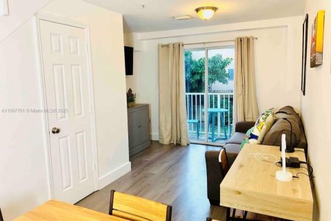Condominio en alquiler en Miami, Florida, 1 dormitorio, 62.43 m2 № 1963949 - foto 2